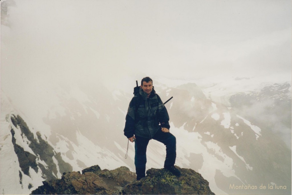 Joaquín en la cumbre del Couple CHeget Peak (3.461 mts.)